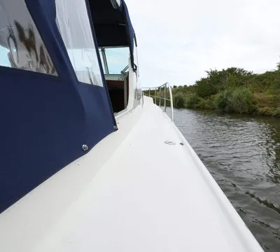 zijdek van motorboot langs water