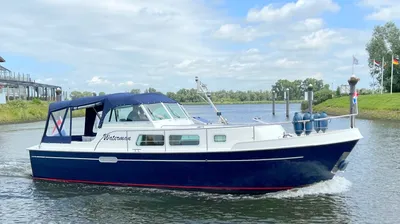 motorboot op rivier bij kade