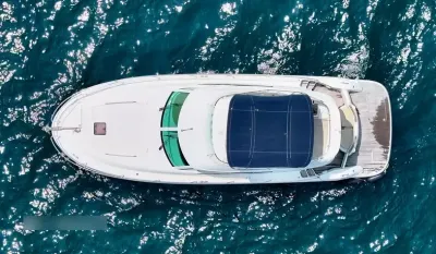 luchtfoto van een jacht op zee