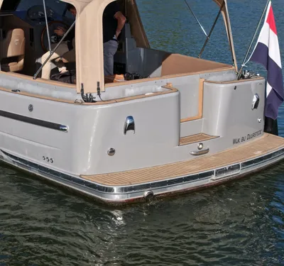 achterzijde van een boot met zwemplateau