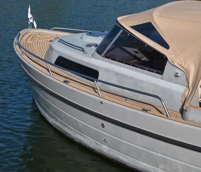 Voorkant van een cabinsloep in het water