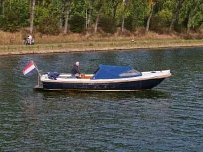vlet met stuurman op kanaal