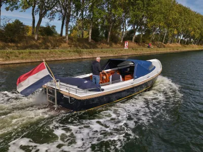 boot op kanaal met Nederlandse vlag