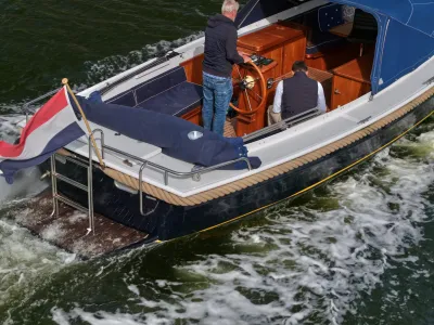 achterdek van boot met bemanning