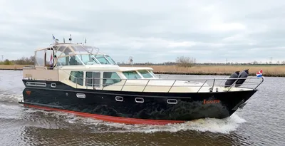 varend jacht op rivier bij bewolkte lucht