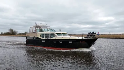 motorjacht op rivier bij bewolkte lucht