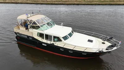 motorjacht op rivier met overdekt achterdek