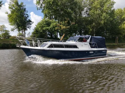 motorboot varend op kanaal
