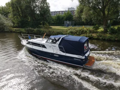 motorboot varend op kanaal met kap