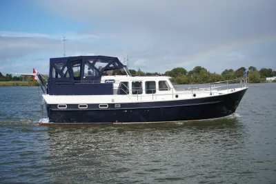 wit-blauw motorjacht op het water