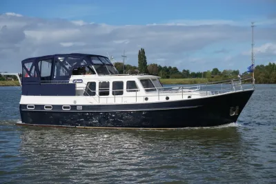 motorboot op het water met overdekt achterdek