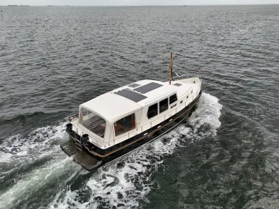 kleine motorboot op open water