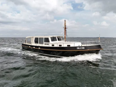 motorkotter varend op open water