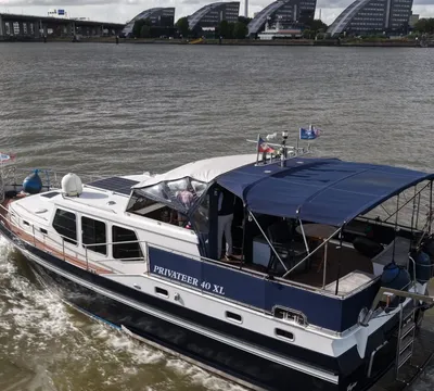 varend jacht op rivier met bewolkte lucht