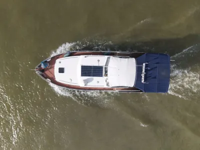 bovenaanzicht van motorjacht op water