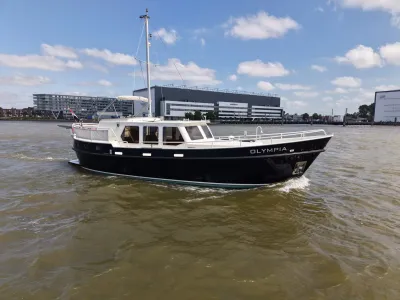 stalen kotter op het water