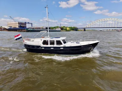 motorjacht op rivier bij een brug