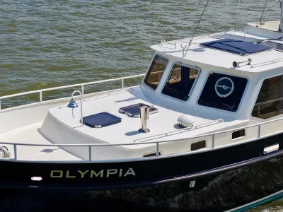 voorkant van motorjacht op het water