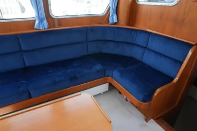 interieur met blauwe hoekbank en ramen