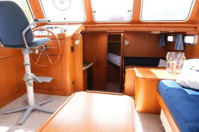 kajuit en stuurhut met houten interieur