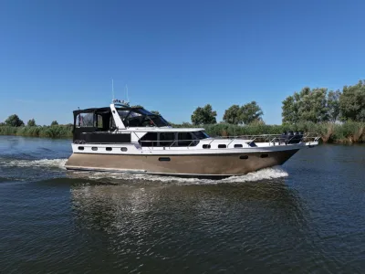 motorjacht zijaanzicht op het water