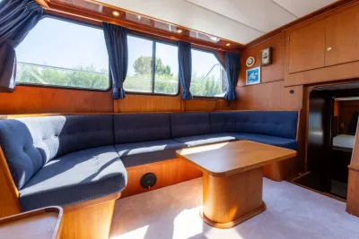 saloninterieur met bank en tafel
