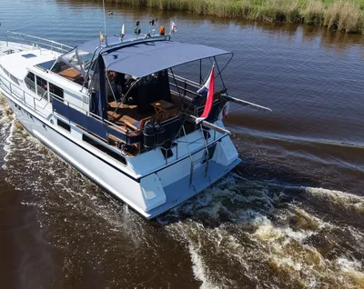 motorjacht op kanaal bij groene oever