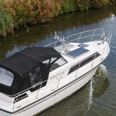 achterkajuit motorjacht op kanaal