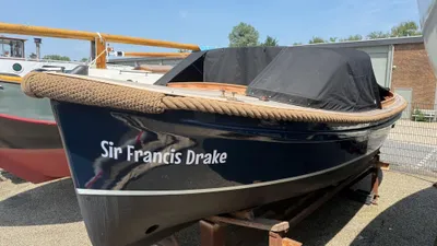 blauwe reddingssloep op trailer bij opslag