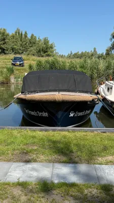 voorkant van een boot aangemeerd bij een kade