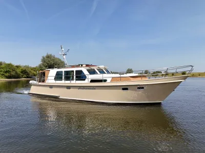motorjacht op water onder blauwe lucht