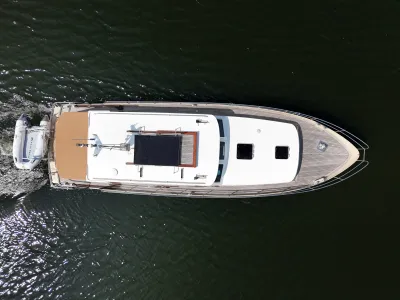 luchtfoto van motorjacht op water