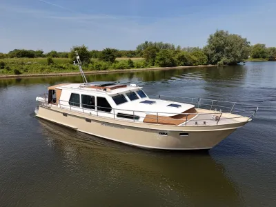 motorjacht op rustige rivier