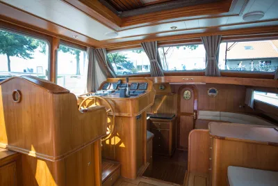 interieur salon en stuurhuis met teakhout