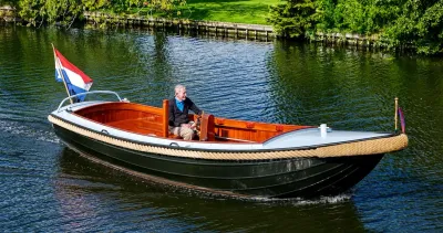 houten vlet met bestuurder op binnenwater