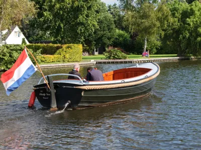 kleine vlet met teakinterieur op binnenwater