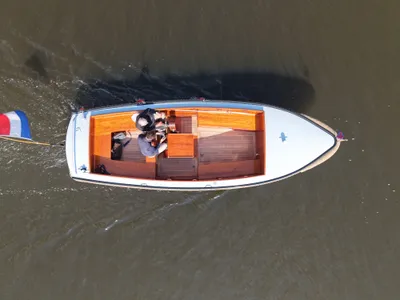 houten vlet van boven met twee personen