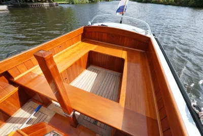 houten interieur van vlet op het water