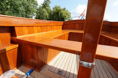houten interieur met banken en dek