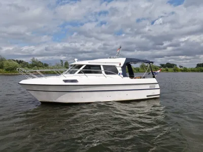 wit motorjacht op water