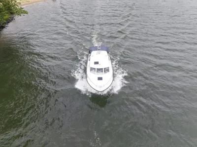 witte motorboot vaart op open water