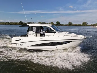 wit motorjacht varend op rivier