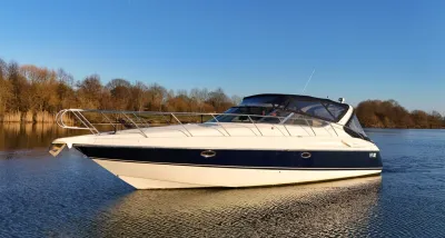 motorjacht op rustig water