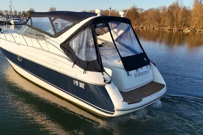 motorjacht achteraanzicht in marina