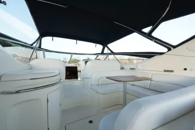 interieur van jacht met cockpit en zitgedeelte