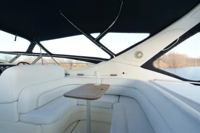 zitgedeelte van bootinterieur