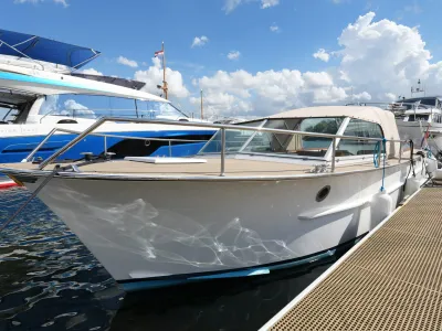 witte motorboot afgemeerd bij steiger