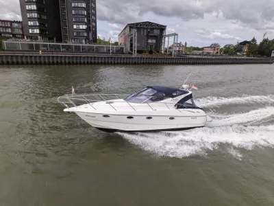 motorjacht varend langs kade