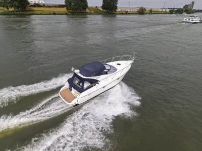 wit motorjacht varend op open water