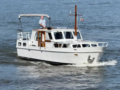 witte kajuitkruiser op water